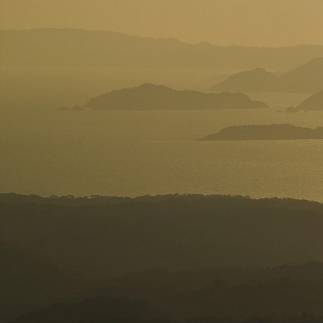 El Golfo de Nicoya desde las montañas cerca de San Ramón. Panorámica ultra ancha en 7:1. Original en 21000x3000 px, apenas para un mural 😉
.
#photography #pano #panoramic #panoramicview #panoramica #nikon #nikonz #nikonshooter #nikonshooters #lateafternoon #nicoya #golfodenicoya #sanramon #moncho